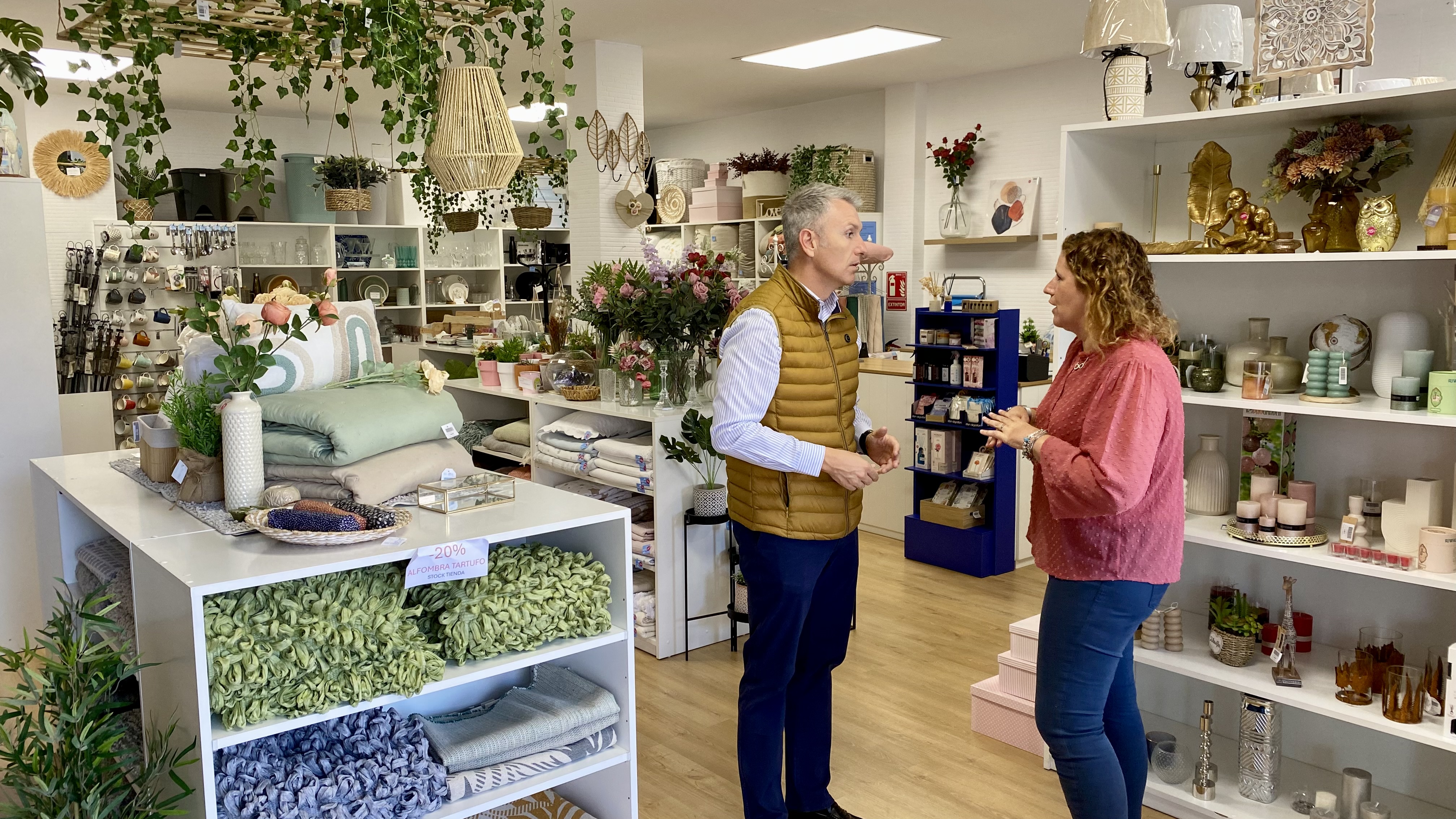 El Alcalde visita la tienda de decoración del hogar Mi Casa Villanueva